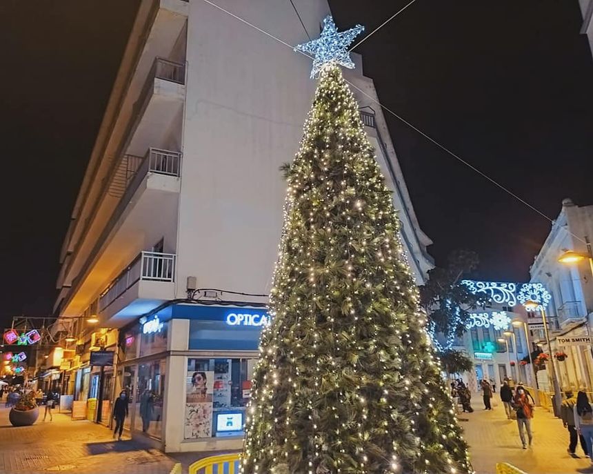 La iluninación navideña de Arrecife despliega un gran árbol en la calle Real