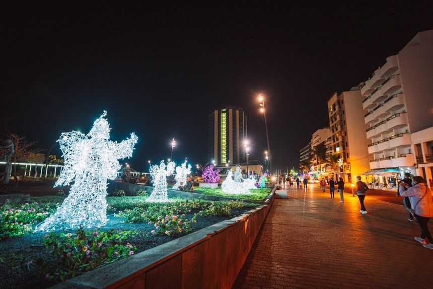 La iluninación navideña de Arrecife despliega un belén lumínico en el Parque Islas Canarias