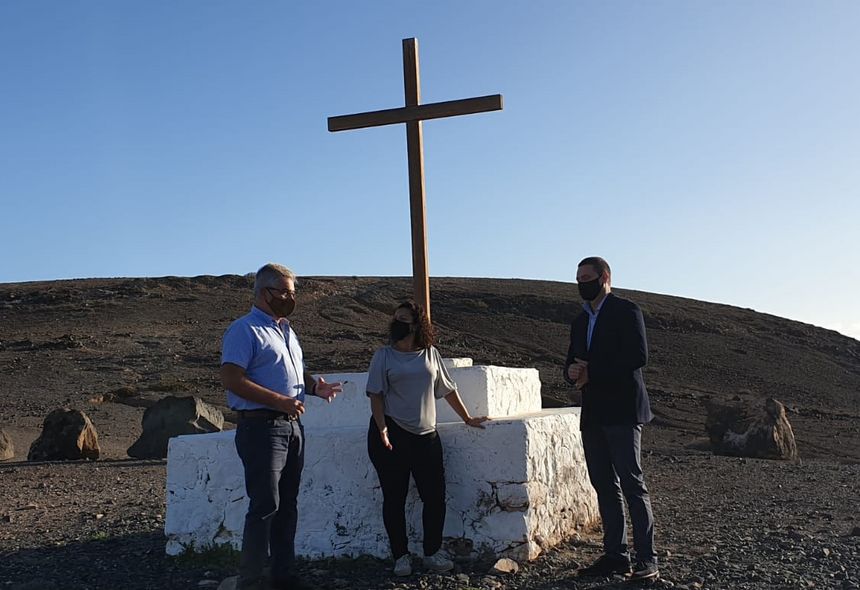 Óscar Noda, Silvia Santana y Ángel Domínguez junto a la cruz