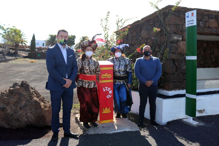 El alcalde, Óscar Noda, y Javier Camacho, edil de Festejos junto a los pajes reales en La Hoya