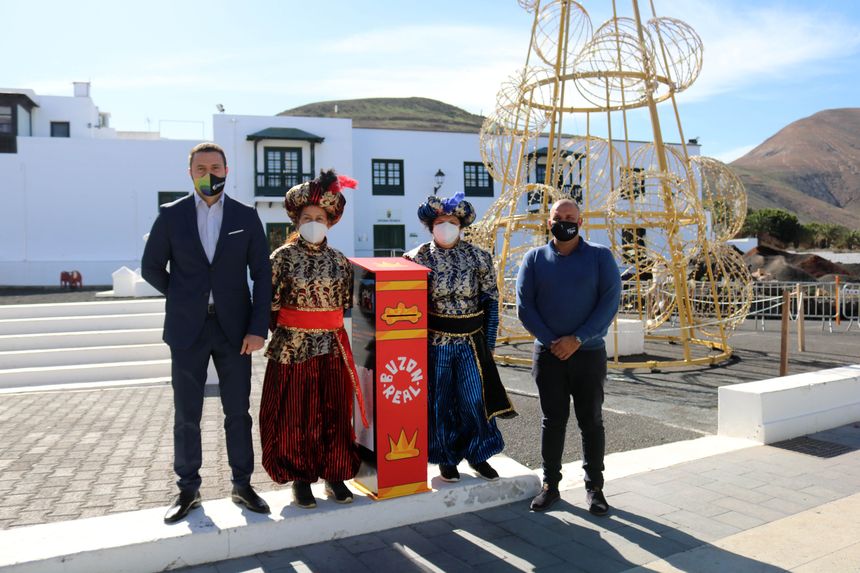 El alcalde, Óscar Noda, y Javier Camacho, edil de Festejos junto a los pajes reales en Yaiza