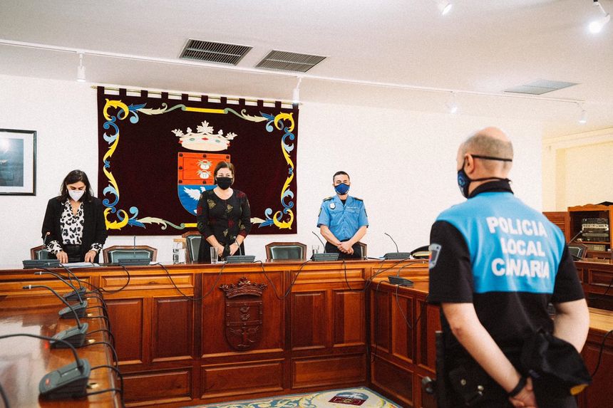 Instante del juramento de uno de los nuevos oficiales de la Policía Local de Arrecife
