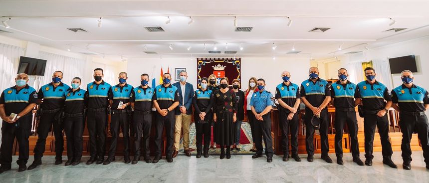 Instante de los 3 nuevos agentes y los policías condecorados, junto a la alcaldesa de Arrecife, el concejal de Policía, y varios ediles del grupo de Gobierno