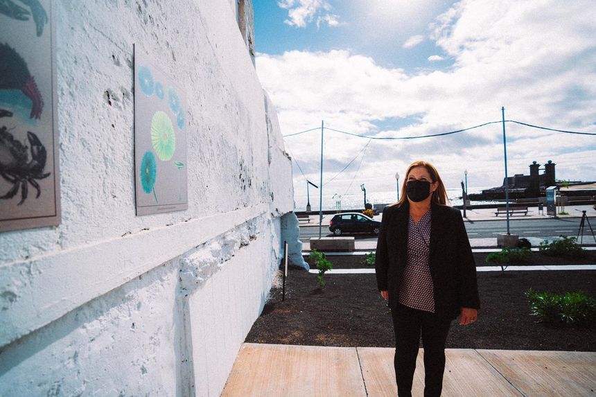 Exposición de alumnos de la Escuela Pancho Lasso en el Jardín de la Biosfera, una actividad organizada por el Ayuntamiento de Arrecife. En la imagen la concejal de Medio Ambiente y Playas