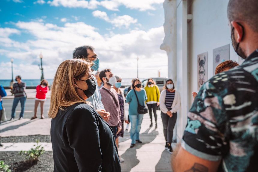 Exposición de alumnos de la Escuela Pancho Lasso en el Jardín de la Biosfera, una actividad organizada por el Ayuntamiento de Arrecife. Asistentes a la inauguración