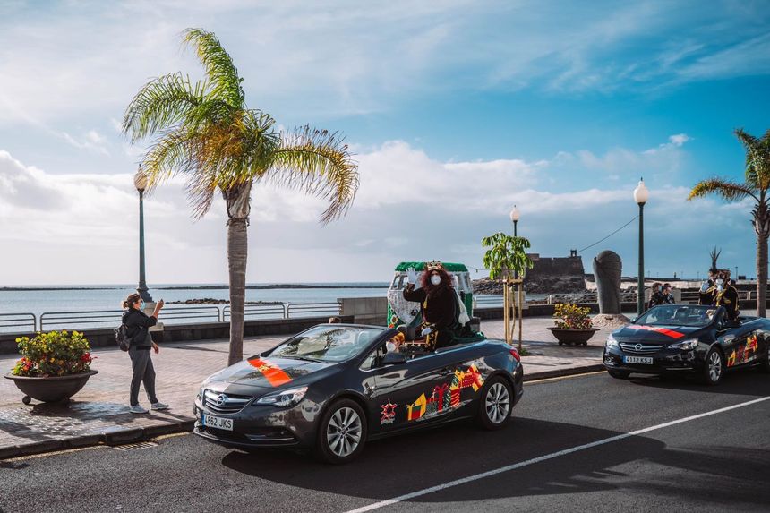 Llegada de los Reyes Magos. La comitiva visita todos los barrios de Arrecife en coches descapotables