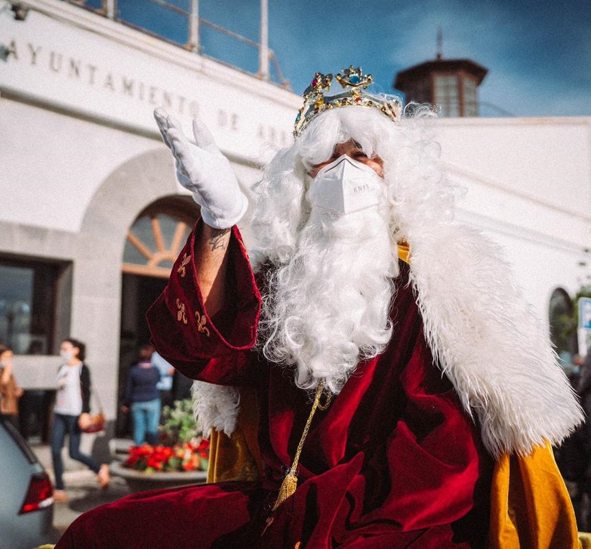 Llegada de los Reyes Magos. Salida desde el Ayuntamiento para visitar todos los barrios