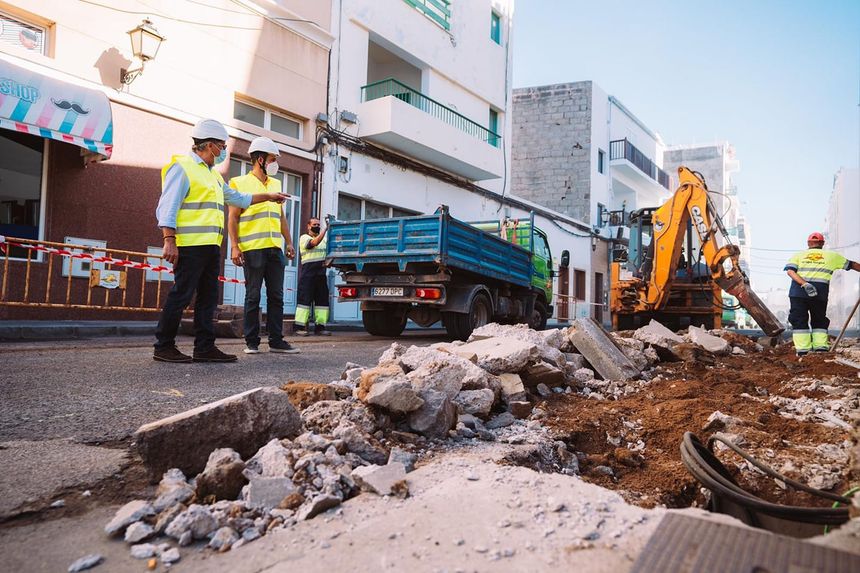 Mejoras y modernización de calles en La Destila. Los concejales Eduardo Placeres ( Urbanismo) y Roberto Herbón ( Obras Públicas) supervisan los trabajos