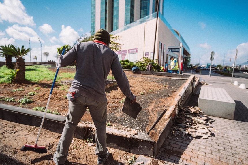 Iniciadas las obras para reparar el Parque Islas Canarias. La empresa constructora destina varios operarios a los trabajos