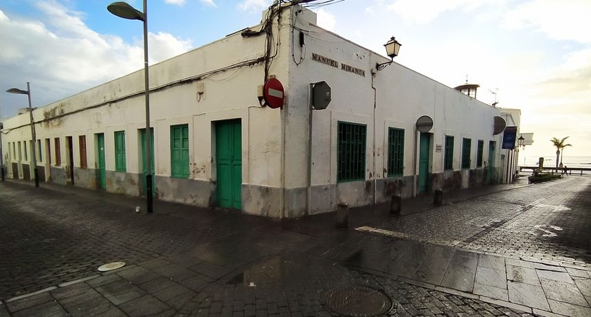 La fachada de este edificio será rehabilitada por el Ayuntamiento de Arrecife. Fueron las aulas del antiguo colegio La Marina y actualmente son oficinas de Áreas Municipales