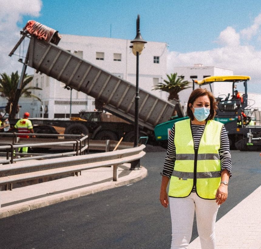 Arrecife invierte en nuevas obras en la ciudad. Saca a licitación el suministro de material de construcción. La alcaldesa visita unas obras