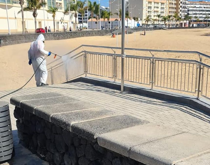 Efectivos de Protección Civil ayer desinfectaron los accesos a la playa del Reducto