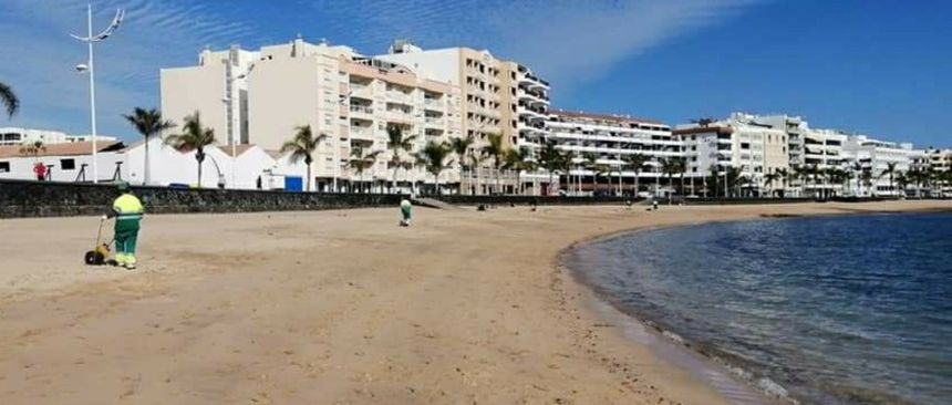 Personal de Limpieza del servicio del Ayuntamiento de Arrecife ayer  en la playa del Reducto