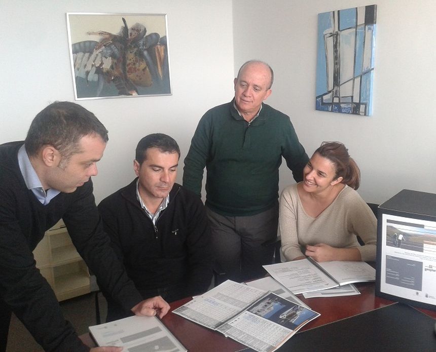 Plan-General.-El-alcalde-el-teniente-de-alcalde-y-la-concejal-de-Urbanismo-con-el-técnico-coordinador-de-Gesplán-empresa-redactora-del-PGO-de-Tías