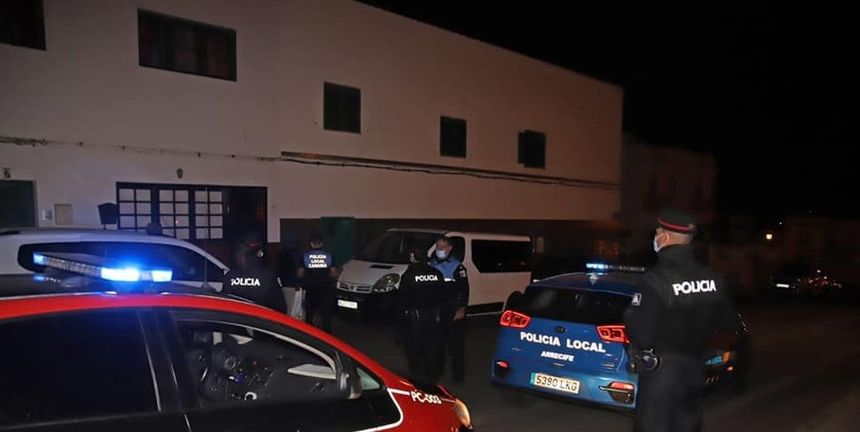 La Policía Local de Arrecife en un dispositivo para el control del Toque de Queda en los barrios