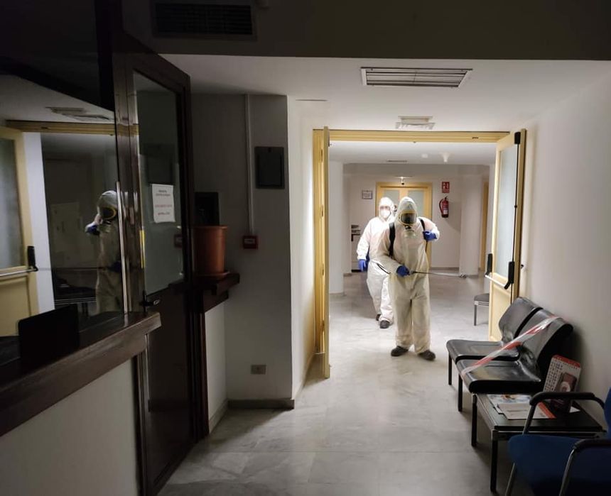 Desinfección ante la covid en las instalaciones de la Casa Consistorial de Arrecife. Efectivos de Protección Civil en estas tareas