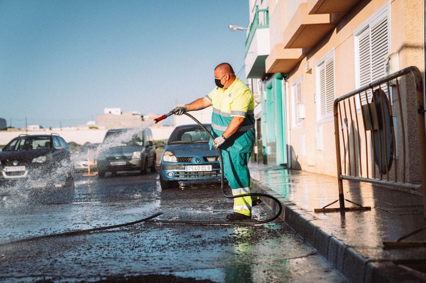 Arrecife reanuda la campaña delimpieza integral  ‘Barrio a Barrio’  . Baldeo de las calles en esta campaña de choque de limpieza