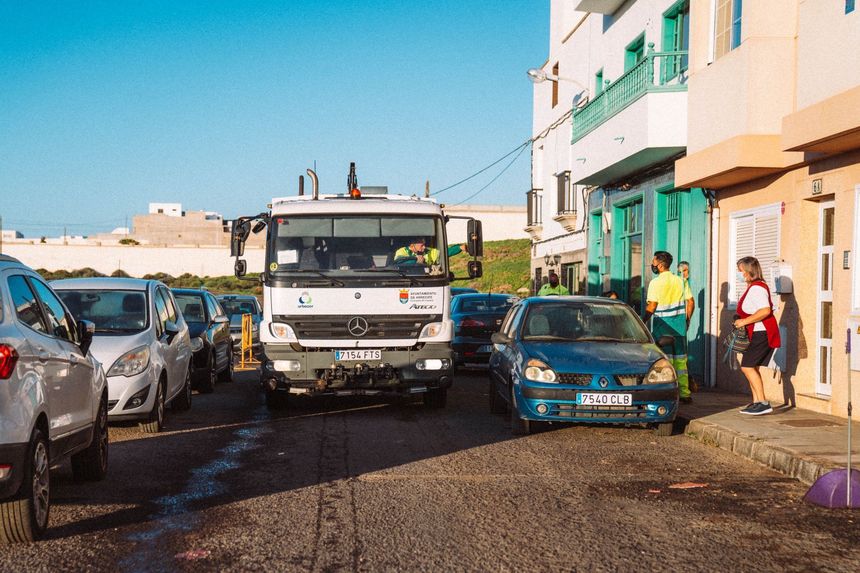 Arrecife reanuda la campaña delimpieza integral  ‘Barrio a Barrio’  . Despliegue del personal de Limpieza en las calles de Argana Baja