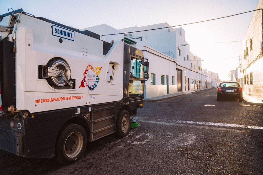 Arrecife reanuda la campaña delimpieza integral  ‘Barrio a Barrio’  . Maquinaria barredoras en las calles de Argana Baja