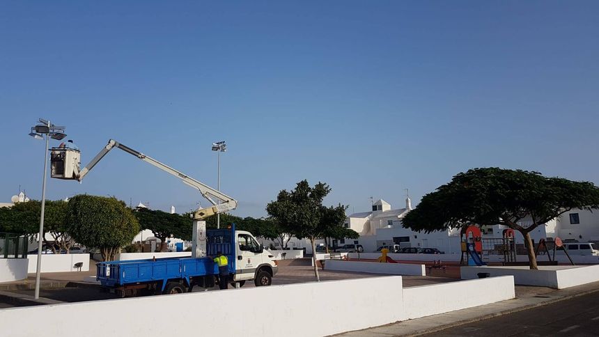 Equipo Municipal del Servicio de Alumbrado Público de Arrecife instalando lámparas led en el barrio de Tinasoria, antes de la pandemia