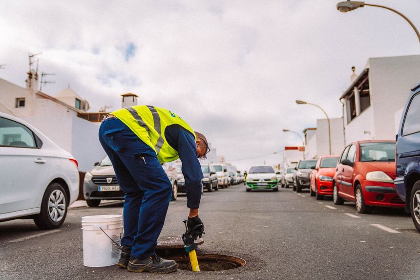 Despliegue de la desratización en Arrecife. Personal de la empresa en una calle del barrio de  Tinasoria, donde esta semana se está actuando (1)