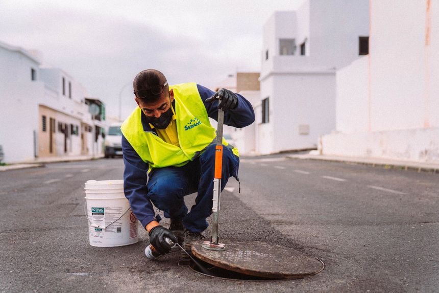 Despliegue de la desratización en Arrecife. Personal de la empresa en el barrio de  Tinasoria, donde esta semana se está actuando.