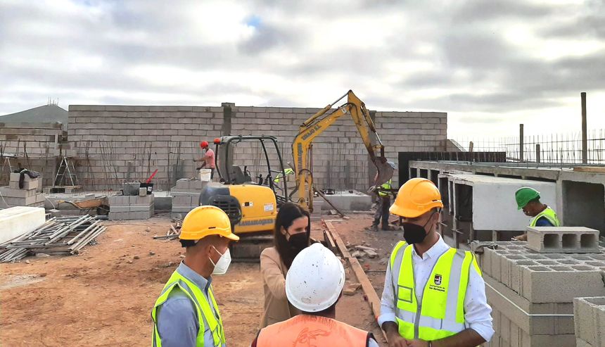 alcalde y concejal visitando obras cementerio junto técnicos