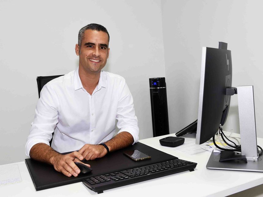 ALCALDE SENTADO ORDENADOR