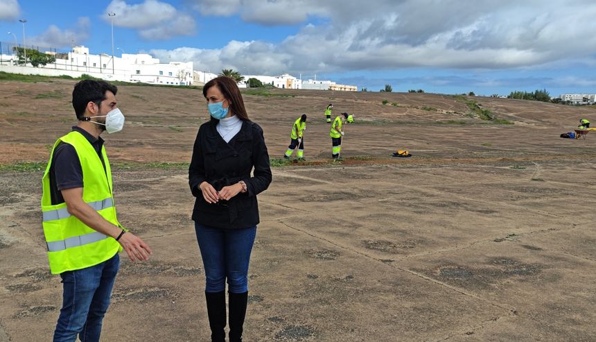 Nerea Santana, consejera de Empleo junto a cuadrillas (1)