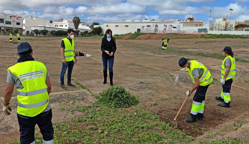 Nerea Santana, consejera de Empleo junto a cuadrillas (2)