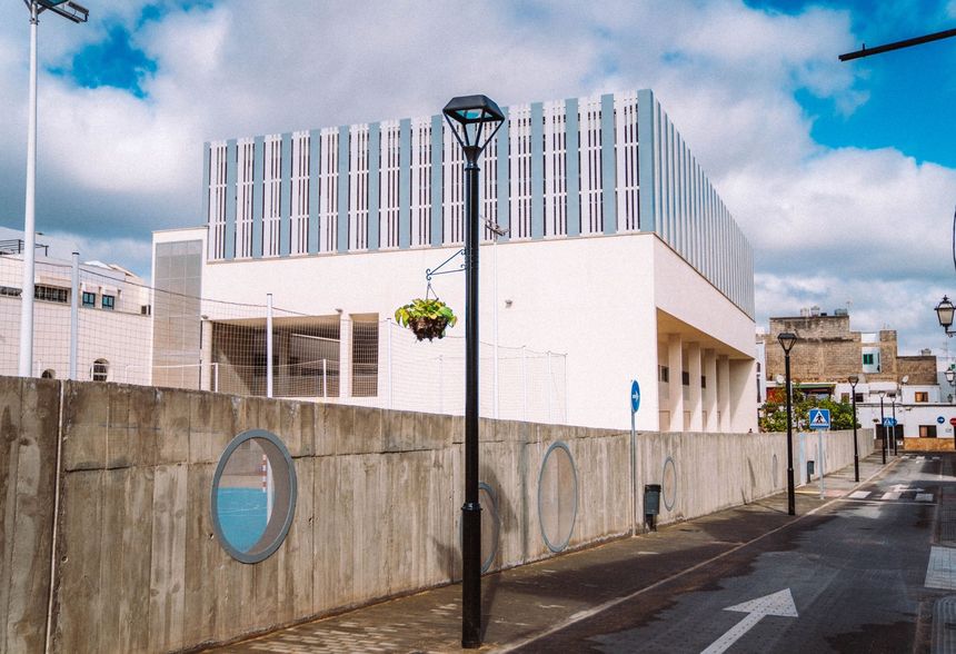 Calle El Daute, con nueva pavimentación adoquinada. Desde ahora solo serán de acceso para los vecinos. Los alumnos entrarán por esta vía al colegio La Destila