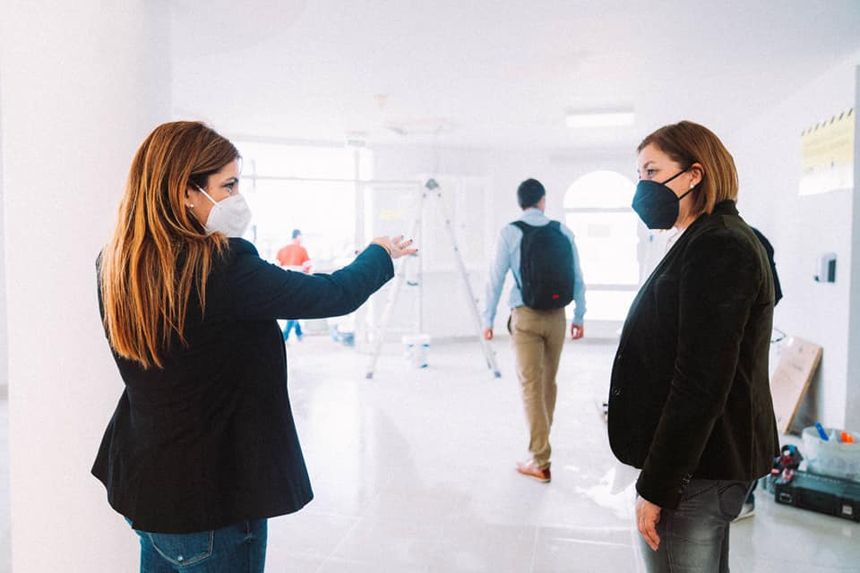 Nuevos accesos accesible al edificio de Servicios Sociales. La alcalesa Astrid Pérez y la concejal María Jesús Tovar