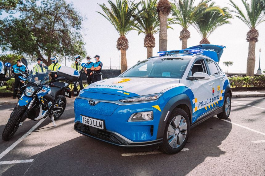 Nuevos coches y motocicletas eléctricas para la Policía Local de Arrecife adquiridas por el Ayuntamiento. Son las primeras eléctricas que se incorporan a la Policía Local de Arrecife
