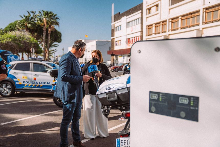 Nuevos coches y motocicletas eléctricas para la Policía Local de Arrecife adquiridas por el Ayuntamiento. Un Punto de Recarga está en la zona de la futura sede de la Policía Local