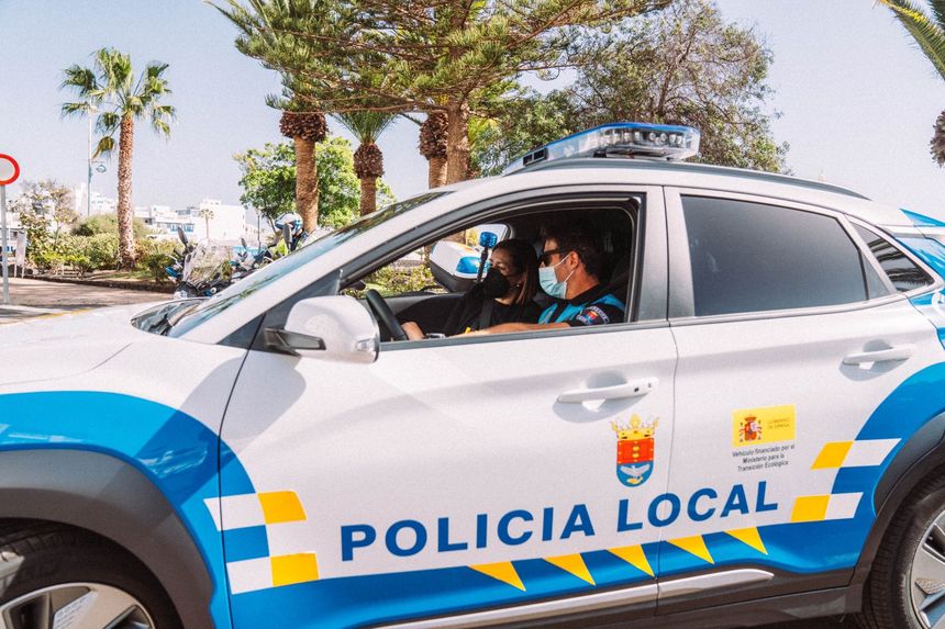 Nuevos coches y motocicletas eléctricas para la Policía Local de Arrecife adquiridas por el Ayuntamiento. La alcaldesa junto a un agente en el interior de uno de los nuevos vehículos policiales
