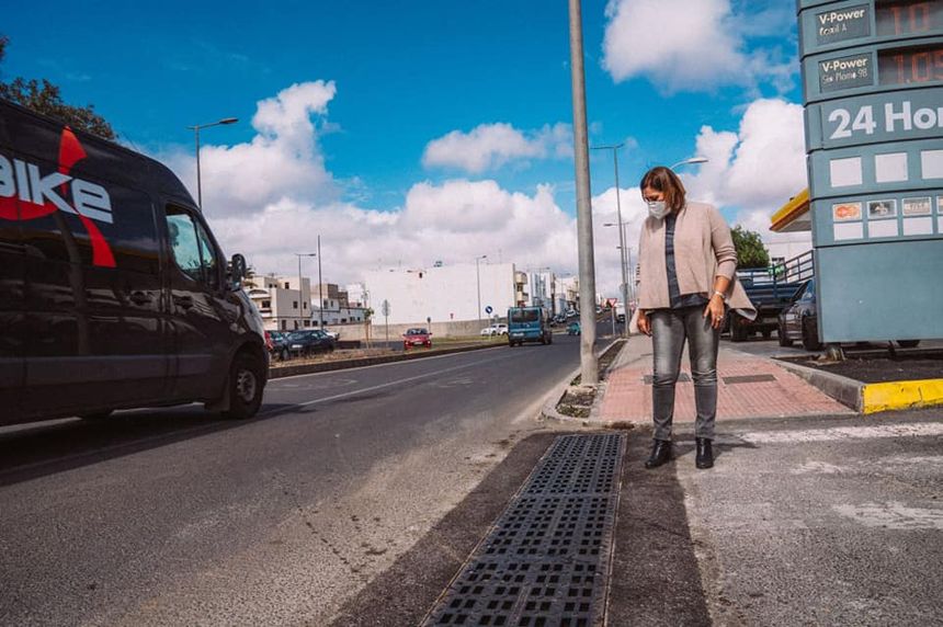 Nuevas canalizaciones de pluviales en los accesos al barrio de Altavista, realizadas por el Ayuntamiento de Arrecife. La alcaldesa observa los nuevos imbornales instalados