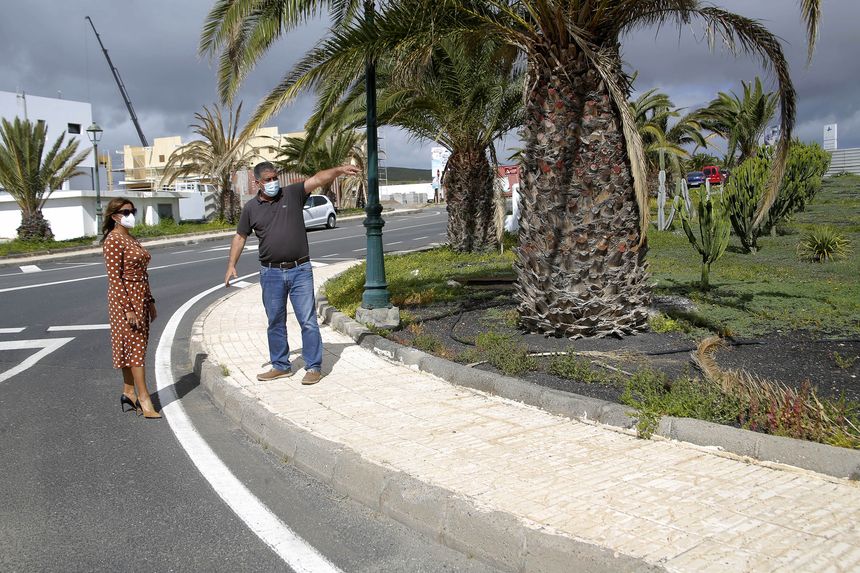 OLIVIA Y ENÞO EN COSTA TEGUISE 2