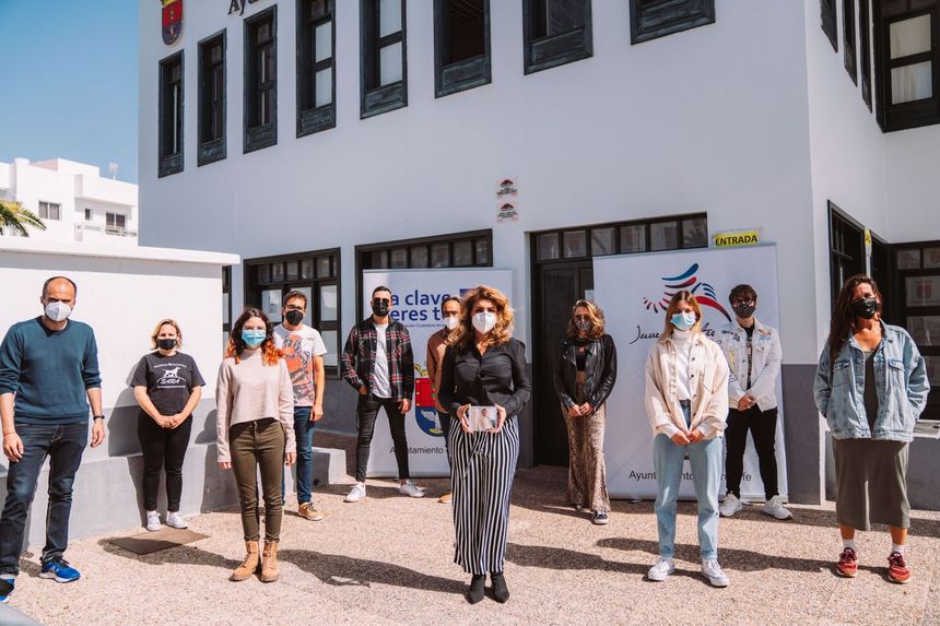 La concejal Eli Merino con los participantes en la grabación del CD Ahora, en los exteriores de la Casa de la Juventud de Arrecife
