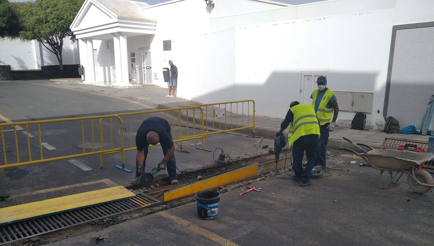 El Ayuntamiento de Arrecife instala nuevos imbornales de mayor caudal junto a la Escuela de Idiomas, en el barrio de Titerroy