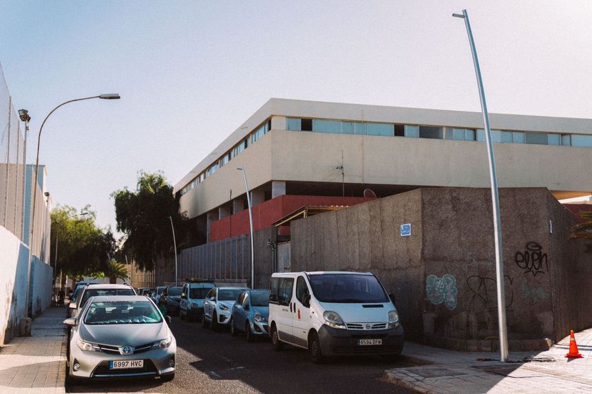 Arrecife instala nueva red de alumbrado público junto a la Escuela Pancha Lasso. Entrará en servicio en verano