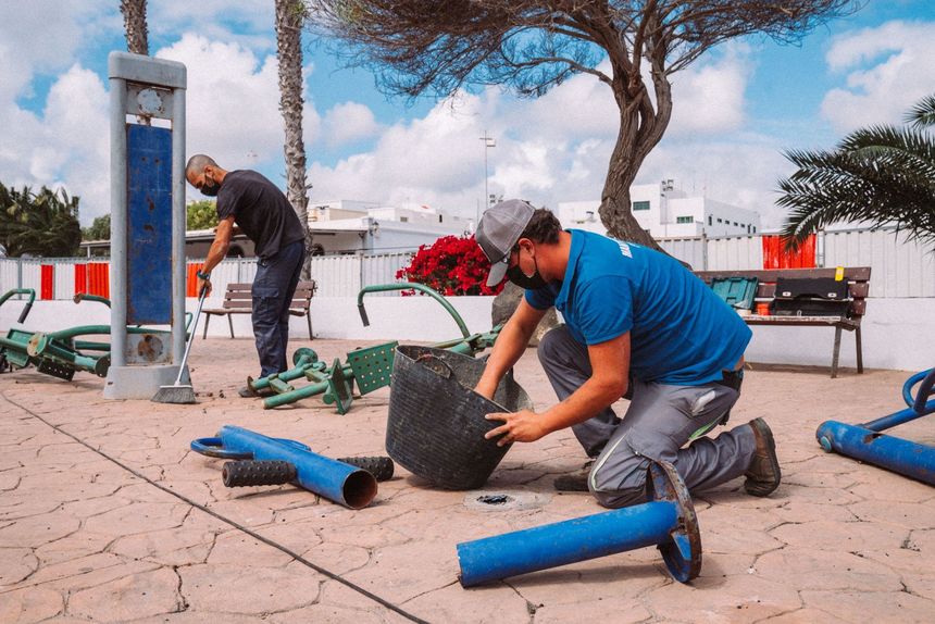 La alcaldesa Astrid Pérez y la concejal Ángela Hernández muestran este parque biosaludable de Altavista en su aspecto antes de ser restaurado