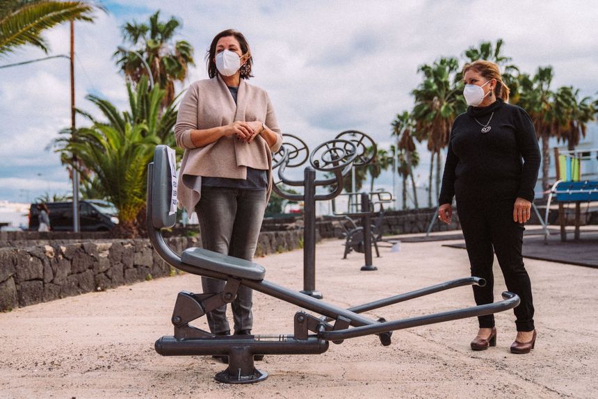 La alcaldesa Astrid Pérez y la concejal Ángela Hernández muestran este parque biosaludable de Altavista ya restaurado