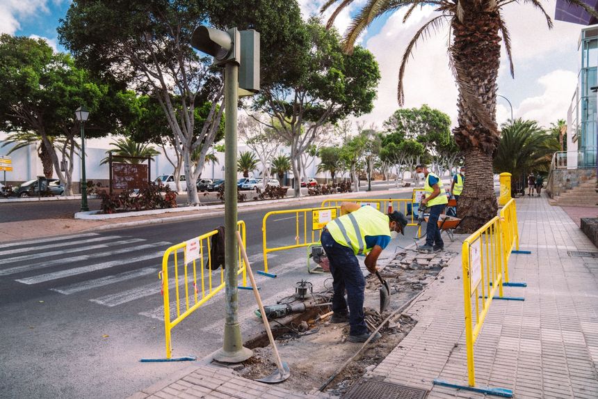 El Ayuntamiento mejora la accesibilidad y la seguridad en 15 pasos de peatones de Arrecife. Obras en la Vía Medular junto a la Ciudad Deportiva