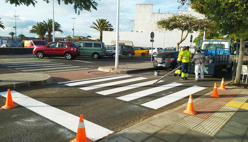 En la zona del Charco de han suprimido las barreras en este paso de peatones que llevaba años con una mediana elevada