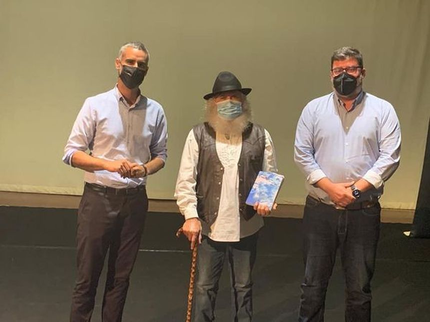 FEFO GARCÍA JUNTO AL ALCALDE Y CONCEJAL DE CULTURA EN LA PRESENTACIÓN DEL LIBRO EL CRIAÍTO