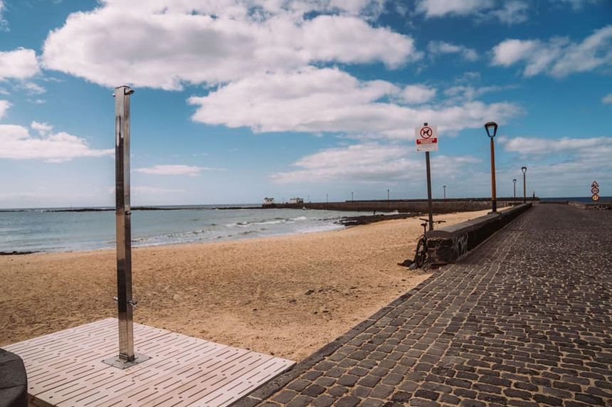 La nueva ducha es accesible desde el Paseo, y dispone de una base con material  resistente a las mareas