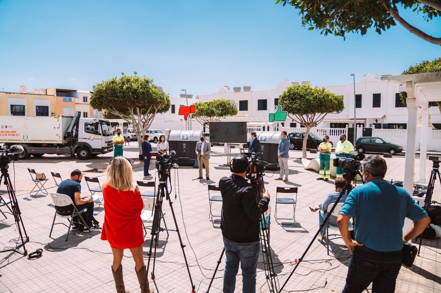 Presentación de la campaña de mayor civismo y evitar arrojar escombros que lanza el Ayuntamiento de Arrecife . Intervención del concejal de Limpieza (1)