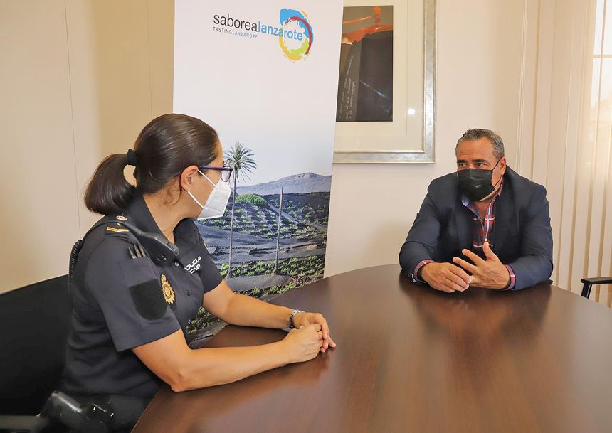 Angel Vazquez recibe agente Policía Nacional (1)