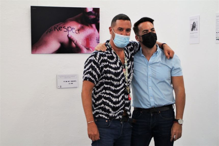 El escritor Ismael Lozano y el autor de la muestra