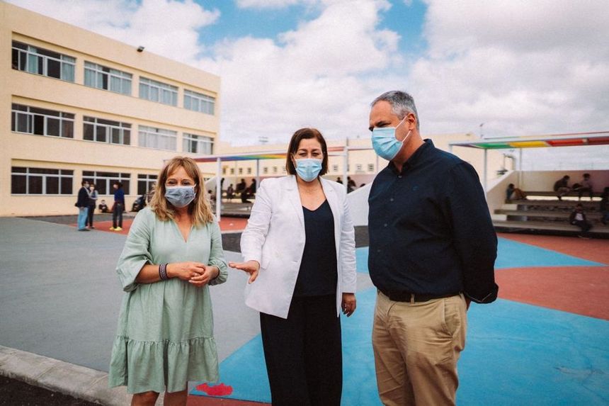 Astrid Pérez felicita al IES Las Maretas por su proyecto matemático Geocity. Las  representantes del Ayuntamiento de Arrecife con el director del IES